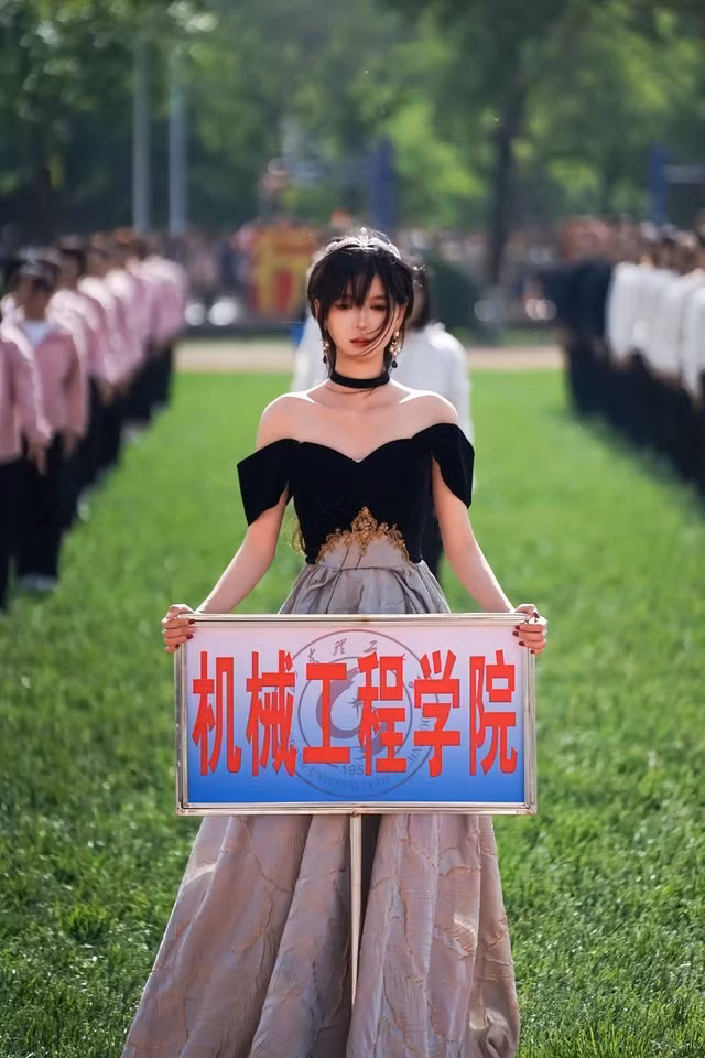 Bức ảnh một nữ sinh cầm bảng trong đại hội thể thao của Đại học Công nghệ Sơn Đông - ở Trung Quốc đã diễn ra vào cuối tháng 4 vừa qua khiến netizen dậy sóng. Trong ảnh, một cô nàng mang nét đẹp trong trẻo, lạnh lùng thu hút mọi ánh nhìn. Nhiều người cho rằng đây là một sản phẩm của AI chứ không phải là người thật. Theo những thông tin ít ỏi thu thập được, nữ sinh này đến từ khoa Kỹ thuật Cơ khí, trực thuộc Đại học Sơn Đông. Cô nàng là sinh viên năm 2 và quê ở chính thành phố Truy Bác, tỉnh Sơn Đông (Trung Quốc).