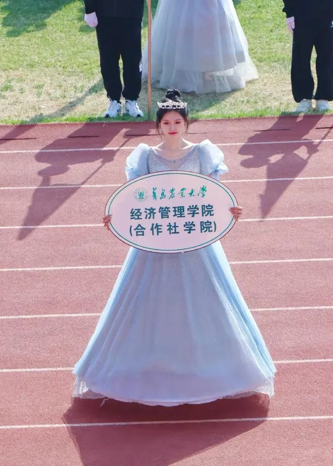 Nữ sinh cầm bảng cho Học viện Kinh tế và Quản lý (Học viện Hợp tác xã).