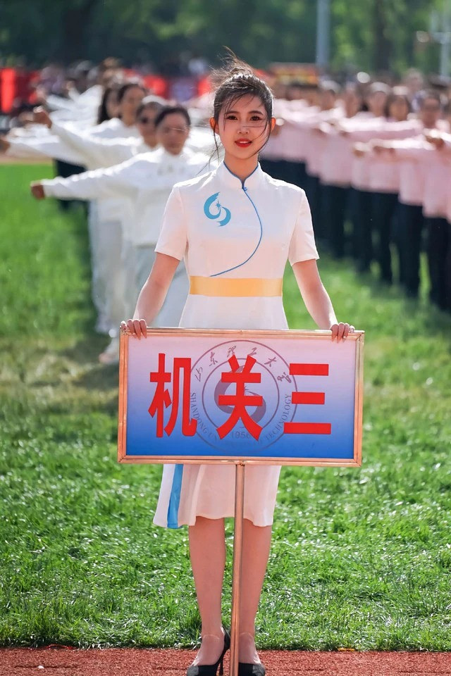 Được biết, những nữ sinh cầm bảng này đều được tuyển chọn trước, thường là những bạn nữ có chiều cao vượt trội và nhan sắc ưa nhìn.