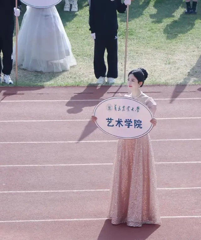 Nụ cười khiến nhiều người đứng tim