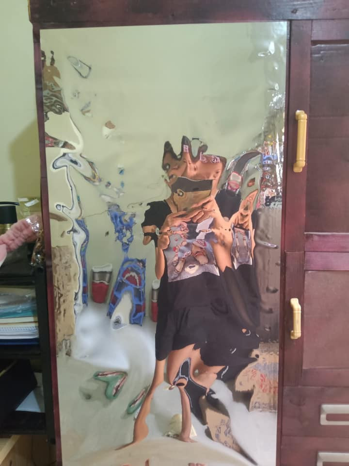 Nhiều người từng thử cứu vãn bằng cách dán chiếc gương lên 1 mặt phẳng như cánh cửa tủ, song kết quả cũng không khá hơn.