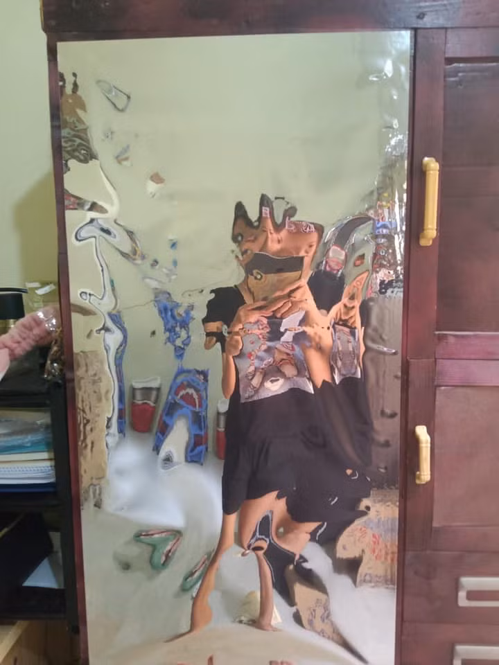 Nhiều người từng thử cứu vãn bằng cách dán chiếc gương lên 1 mặt phẳng như cánh cửa tủ, song kết quả cũng không khá hơn.