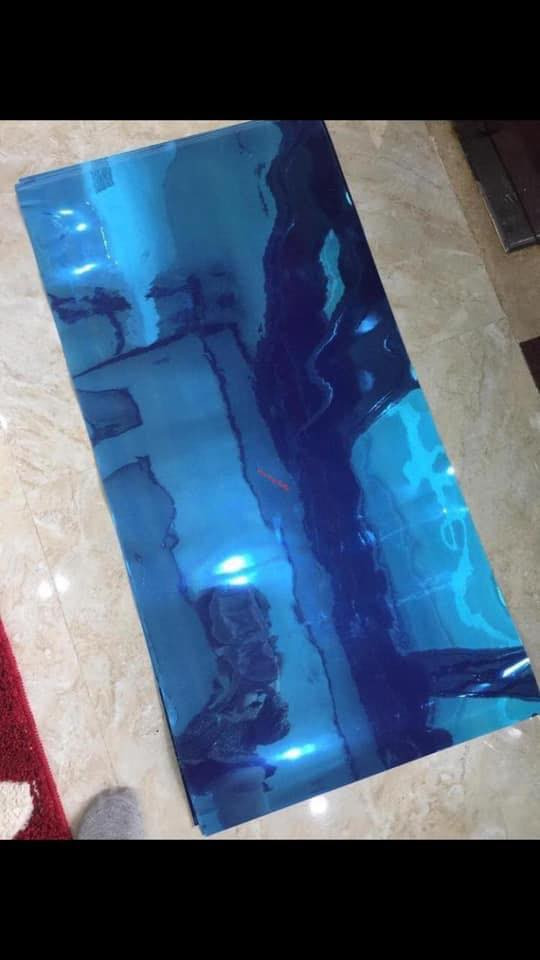 Chiếc gương dẻo thần thánh này được quảng cáo chỉ cần bóc nhẹ lớp dính, dán vào bề mặt tùy ý và sử dụng ngay như gương thật.