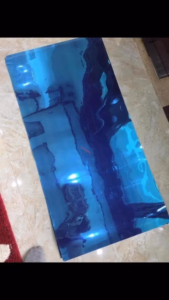 Chiếc gương dẻo thần thánh này được quảng cáo chỉ cần bóc nhẹ lớp dính, dán vào bề mặt tùy ý và sử dụng ngay như gương thật.