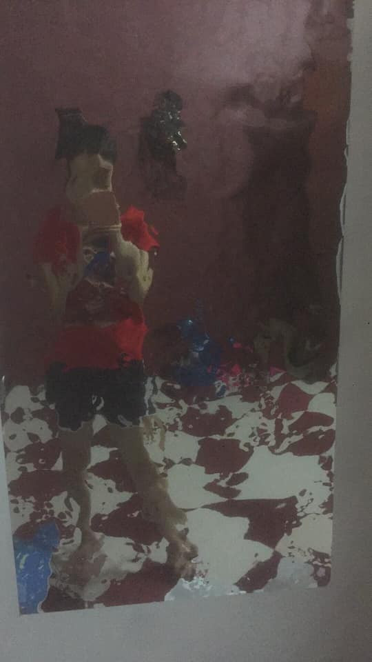 "Nhìn như kính chiếu yêu, thế này khỏi cần đi đâu cũng có nhà ma nhé", "May quá đang định mua, sáng ra ngắm cái gương kiểu này chắc đau đầu ngất luôn" là những bình luận của dân mạng về trào lưu gương dẻo này.