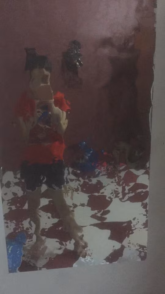 "Nhìn như kính chiếu yêu, thế này khỏi cần đi đâu cũng có nhà ma nhé", "May quá đang định mua, sáng ra ngắm cái gương kiểu này chắc đau đầu ngất luôn" là những bình luận của dân mạng về trào lưu gương dẻo này.