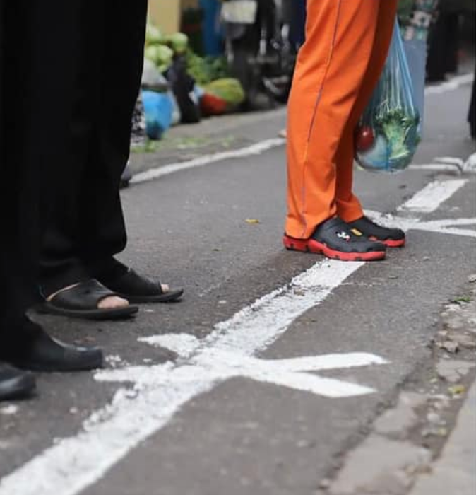 "Hay quá, việc kẻ vạch cần nhân rộng tại cách khu chợ bởi đây chính là một nguồn lây bệnh nguy hiểm, có hàng trăm người qua lại, tiếp xúc, nói chuyện với nhau mỗi ngày", "Ai cũng có ý thức cách ly như thế này thì Việt Nam sẽ sớm hết dịch, cố lên" - Dân mạng bình luận.