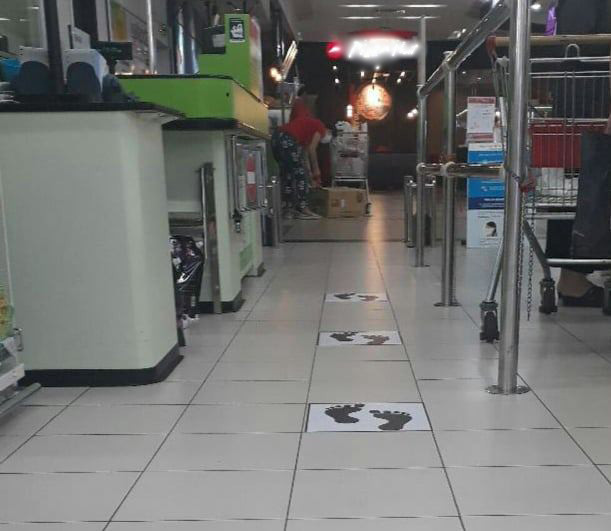 Không chỉ ở chợ dân sinh, các siêu thị và trung tâm thương mại đã thực hiện việc đánh dấu vị trí an toàn từ lâu.