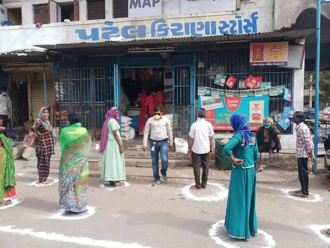 Người mua hàng buộc phải đứng đúng vị trí đã đánh dấu trước. Thậm chí, hoạt động mua bán tại chợ ở Ấn Độ được lực lượng chức năng giám sát chặt chẽ.