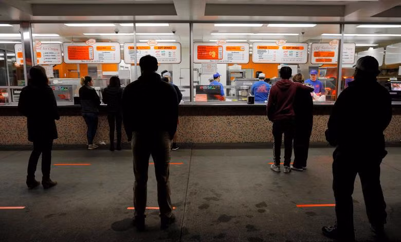 Không chỉ tại Việt Nam, nhiều nước trên thế giới cũng đã áp dụng cách giữ khoảng cách này.