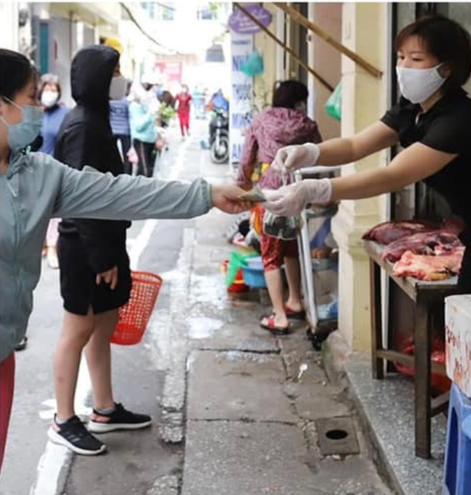 Giữa người bán và người mua cũng giữ khoảng cách 2 mét an toàn, không tiếp xúc gần.