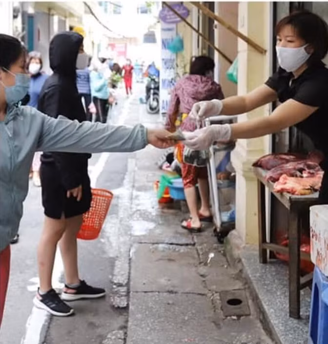 Giữa người bán và người mua cũng giữ khoảng cách 2 mét an toàn, không tiếp xúc gần.