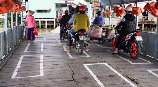 Trước đó, việc kẻ vạch giúp mọi người giữ khoảng cách đã được nhiều nơi thực hiện. Tại các bến phà, những vạch trắng cho xe máy được kẻ vuông vắn.