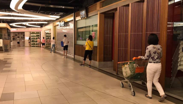 Tình trạng chen lấy, xô đẩy là không hề có bởi ai cũng muốn giữ bản thân an toàn trước dịch bệnh.