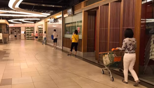 Tình trạng chen lấy, xô đẩy là không hề có bởi ai cũng muốn giữ bản thân an toàn trước dịch bệnh.