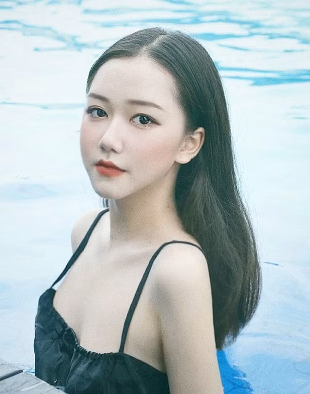 Chứng kiến nhan sắc hiện tại của Thoại Nghi nhiều người cho rằng cô nàng đã dùng tới "dao kéo" nhưng hot girl 15 tuổi này một mực phủ nhận cho rằng vẻ đẹp hiện tại là tự nhiên 100% và đó là thành quả của sự cố gắng hoàn thiện bản thân.