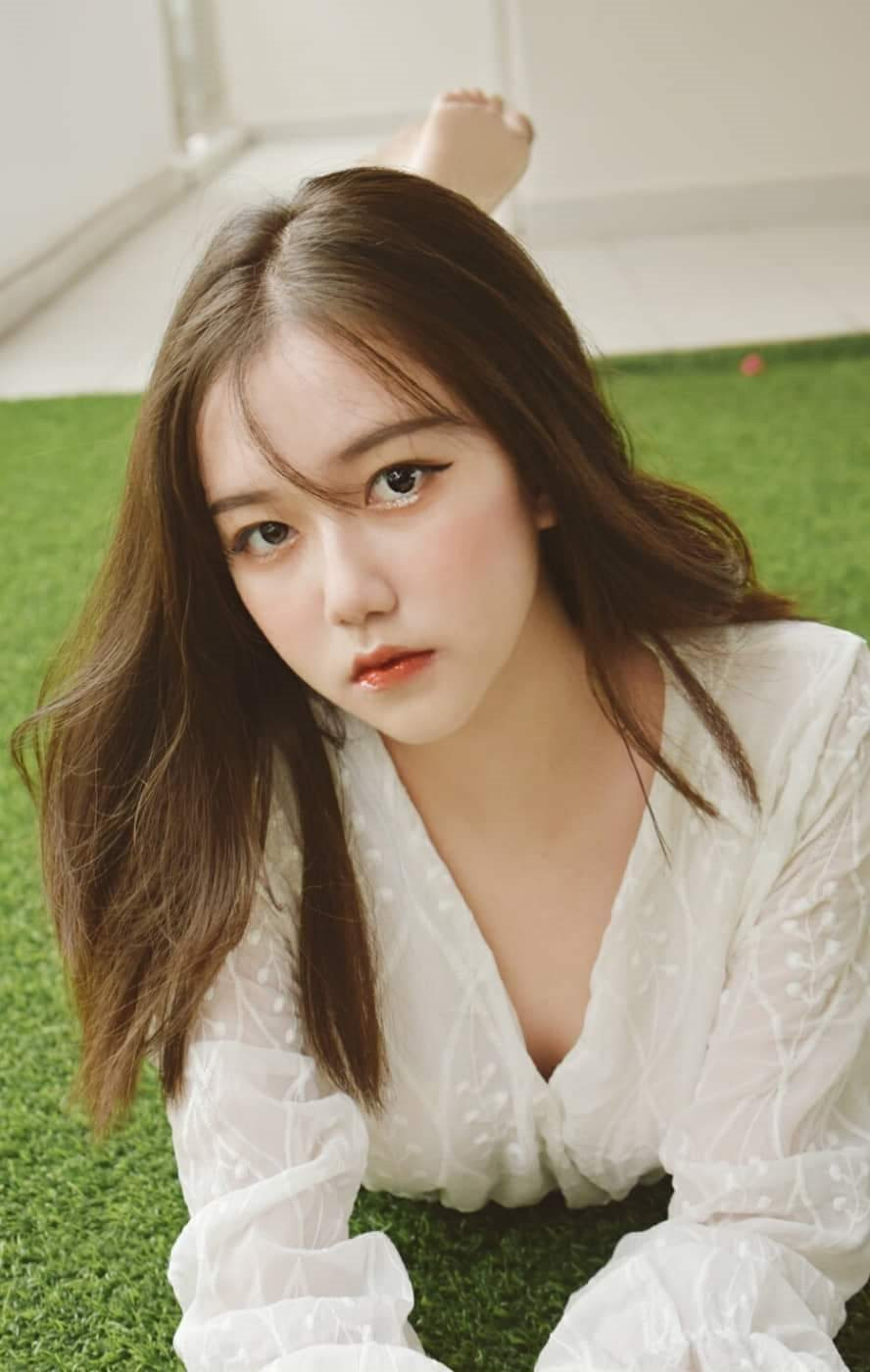 Dù mới 15 tuổi nhưng nữ sinh Sài Gòn đã sớm "trổ mã" cực kỳ xinh đẹp. Có lẽ do đi làm mẫu nhí từ năm 10 tuổi nên Thoại Nghi sớm làm quen với son phấn, cô cũng biết chăm chút vẻ bề ngoài hơn hẳn các bạn đồng trang lứa.