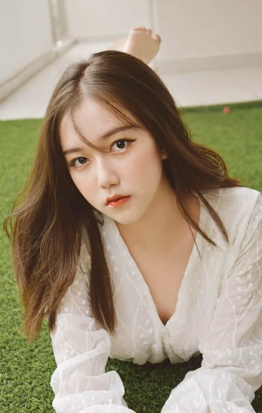 Dù mới 15 tuổi nhưng nữ sinh Sài Gòn đã sớm "trổ mã" cực kỳ xinh đẹp. Có lẽ do đi làm mẫu nhí từ năm 10 tuổi nên Thoại Nghi sớm làm quen với son phấn, cô cũng biết chăm chút vẻ bề ngoài hơn hẳn các bạn đồng trang lứa.