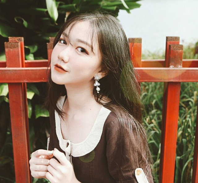 Được biết, cô gái với màn dậy thì thần thánh mới được quan tâm này có tên Nguyễn Thoại Nghi, 15 tuổi. Cô nàng không phải cái tên quá xa lạ đối với nhiều người khi từng được biết đến với những bản cover ca khúc cực kỳ chuyên nghiệp trên Youtube.