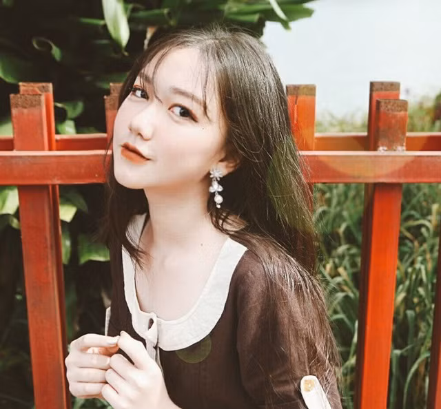 Được biết, cô gái với màn dậy thì thần thánh mới được quan tâm này có tên Nguyễn Thoại Nghi, 15 tuổi. Cô nàng không phải cái tên quá xa lạ đối với nhiều người khi từng được biết đến với những bản cover ca khúc cực kỳ chuyên nghiệp trên Youtube.