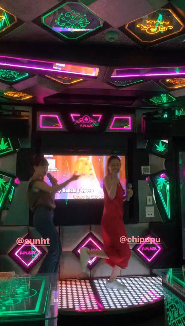 Thế nhưng, nếu để ý kỹ ai cũng sẽ nhận thấy dù Sun Ht có tự tin nhảy nhót nhưng cô vẫn đang mặc áo định hình, thường được sử dụng sau khi nâng ngực.