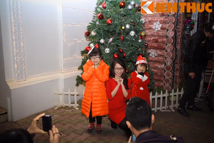 Ngôi nhà gỗ của khách sạn Metropole không chỉ thu hút các bạn trẻ mà còn đón tiếp các "thiên thần bé" được bố mẹ đưa tới đây để đón không khí Giáng sinh.