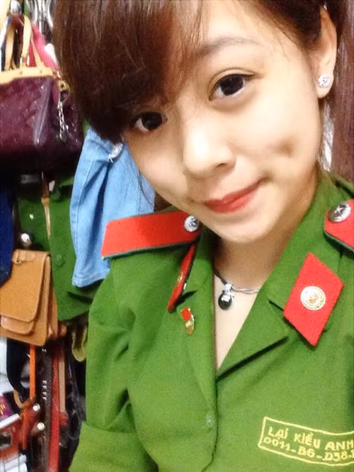 Kiều Anh sinh năm 1994, hiện là sinh viên HV Cảnh sát nhân dân Hà Nội. Cô gái xinh xắn này còn là chi hội trưởng khoá D38.