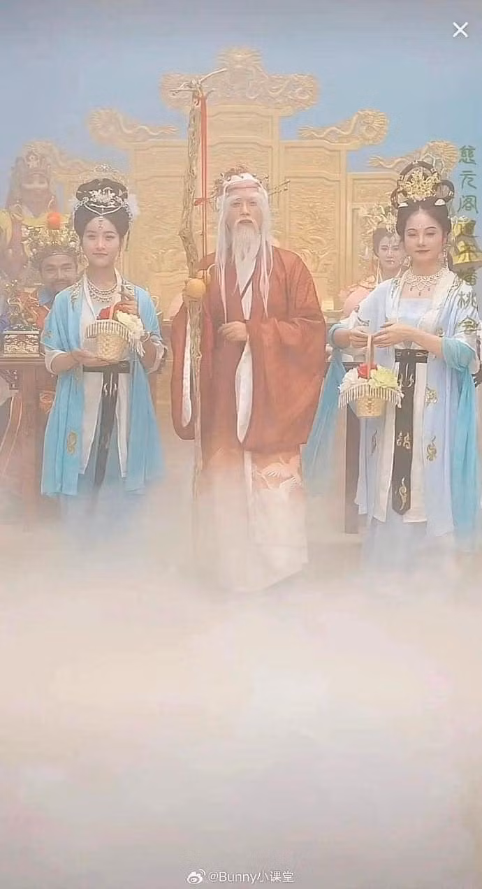 Các "pháp sư Trung Hoa" diễn luôn cả hội bàn đào trong livestream.