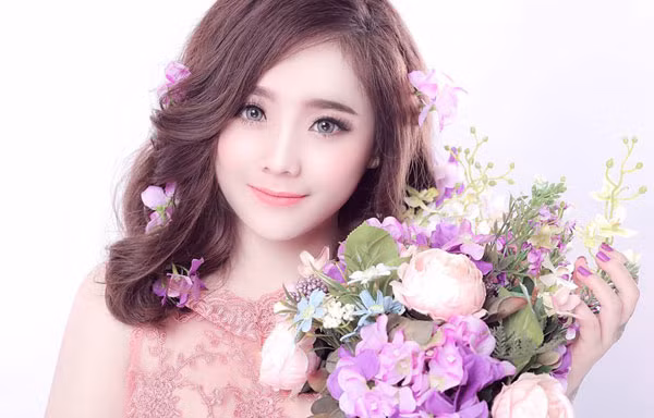 Cuối năm này, những người sinh vào tháng 12 âm lịch sẽ đỏ như son, may mắn vô cùng, hạnh phúc thăng hoa, tài lộc rủng rỉnh. Thần Tài sẽ gõ cửa nhà họ, mỉm cười ban phước, khiến bao vất vả lo âu nhanh chóng tan biến, chỉ còn niềm vui ở lại mà thôi. Thông tin chỉ mang tính chất tham khảo!