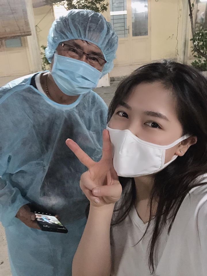 Trở về từ Hàn Quốc, Nguyễn Thùy Dung (28 tuổi, đang học thạc sĩ ngành Luật Quốc tế, Đại học HanYang, Hàn Quốc) đã chủ động khai báo để đi cách ly tập trung. Với hành động ý nghĩa của mình, cô nàng trở nên nổi như cồn chỉ sau một đêm.