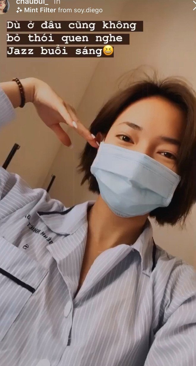 Từ khi vào khu cách ly Covid-19, Châu Bùi rất chăm chỉ cập nhật tình hình bản thân cũng như khoe ở trong viện sướng như đi nghỉ dưỡng. Hàng ngày cô duy trì thói quen tập thể dục, nghe nhạc mỗi sáng và thưởng thức 3 bữa ăn "ngon lắm", "đủ chất hơn cả ở nhà".