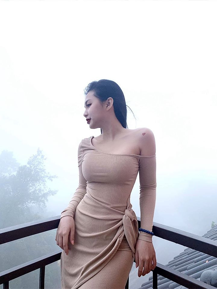 Thân hình nóng bỏng chính là ưu thế của cô giáo trẻ này, mỗi lần đăng tải hình ảnh lên trang cá nhân cô nàng luôn được dân mạng đặc biệt quan tâm.