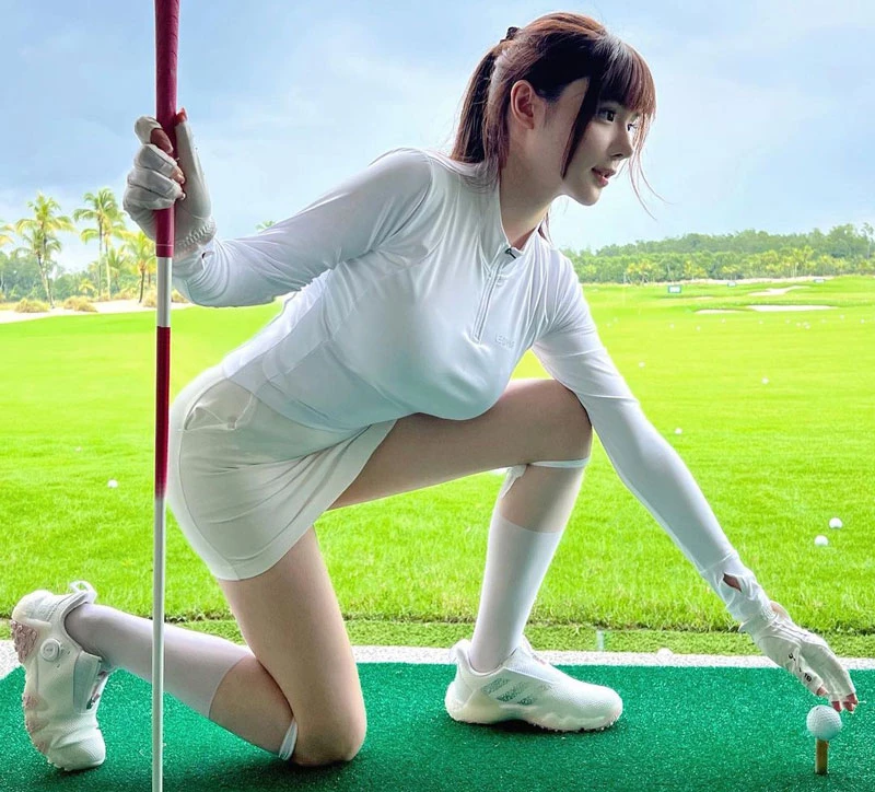 Sở hữu thân hình nuột nà, dù không diện trang phục hở hang, nàng hot girl vẫn thiêu đốt mọi ánh nhìn.