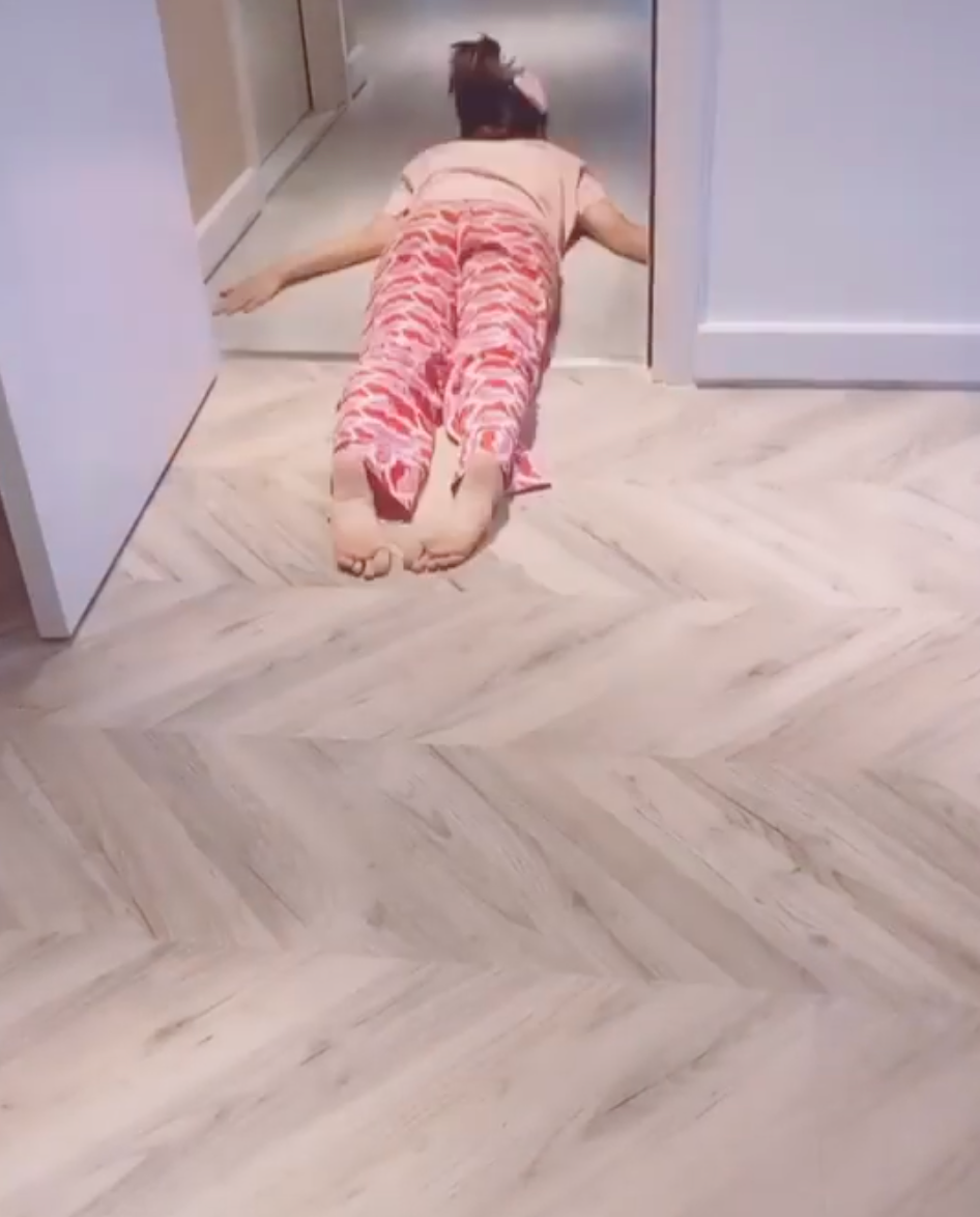 Nhiều thời gian rảnh rỗi, "thánh lầy" Bích Phương trở thành người dùng quen mặt của mạng xã hội Tik Tok. Cô nàng "đu" trend bất chấp, hóa luôn thành "cá đuối" bò trên sàn nhà khiến ai xem cũng không nhịn nổi cười.