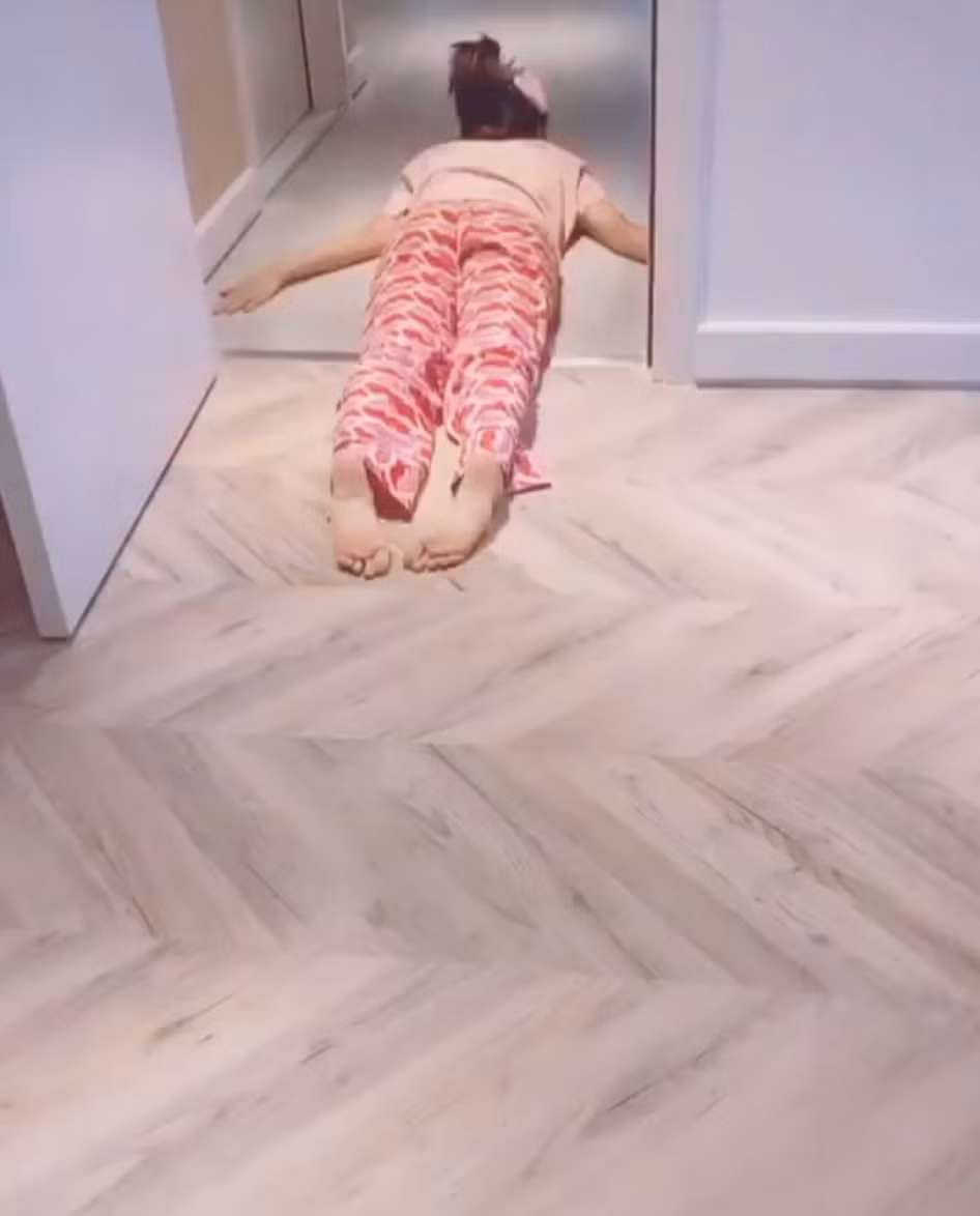 Nhiều thời gian rảnh rỗi, "thánh lầy" Bích Phương trở thành người dùng quen mặt của mạng xã hội Tik Tok. Cô nàng "đu" trend bất chấp, hóa luôn thành "cá đuối" bò trên sàn nhà khiến ai xem cũng không nhịn nổi cười.