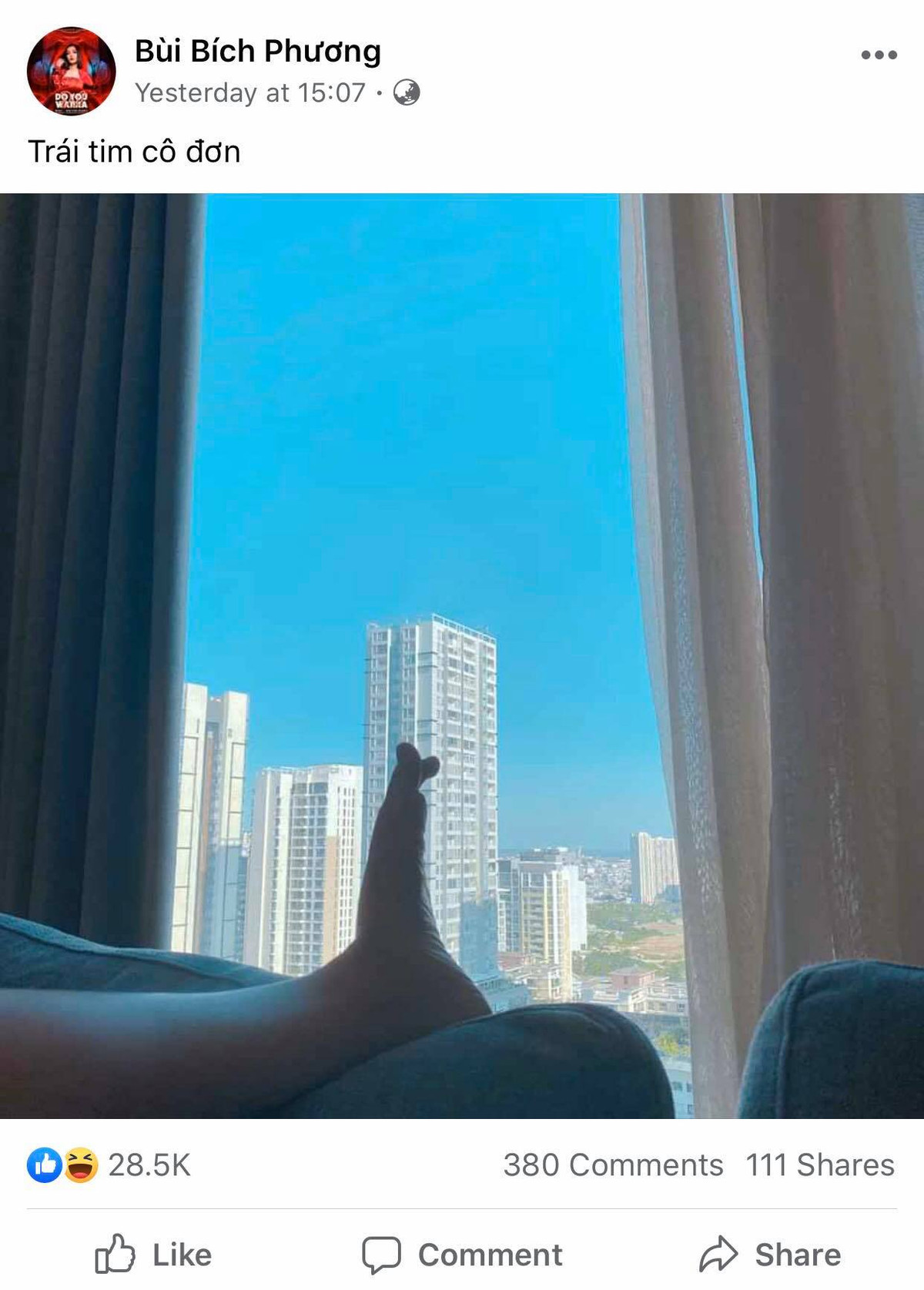 Không chỉ trên Tik Tok, Facebook và Instagram của nữ ca sĩ Bích Phương cũng ngập tràn những hình ảnh vô cùng khó hiểu cùng trạng thái chẳng mấy liên quan.