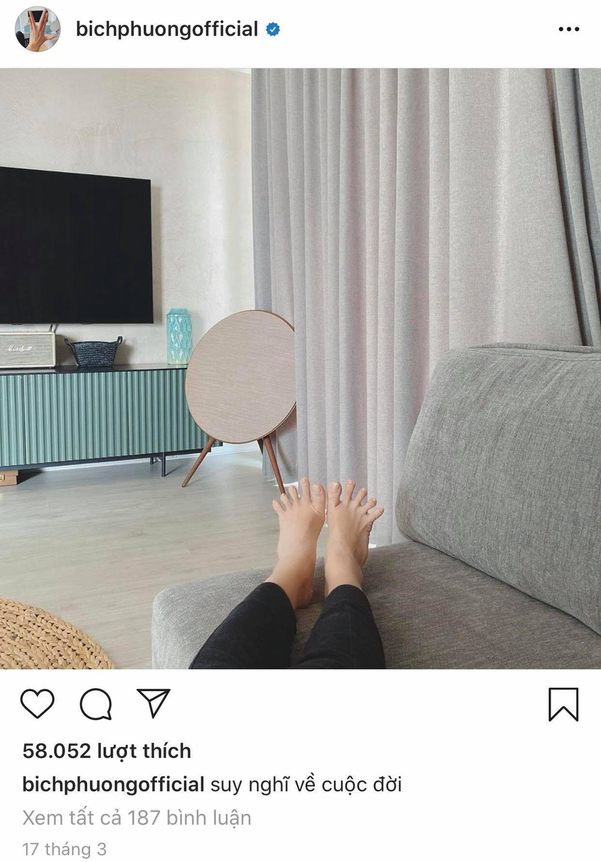 Suy nghĩ về cuộc đời nhưng lại chụp bàn chân? Trong khi hầu hết các nghệ sĩ khác đều để ảnh đại diện của bản thân thì Bích Phương lại để hình bàn tay?