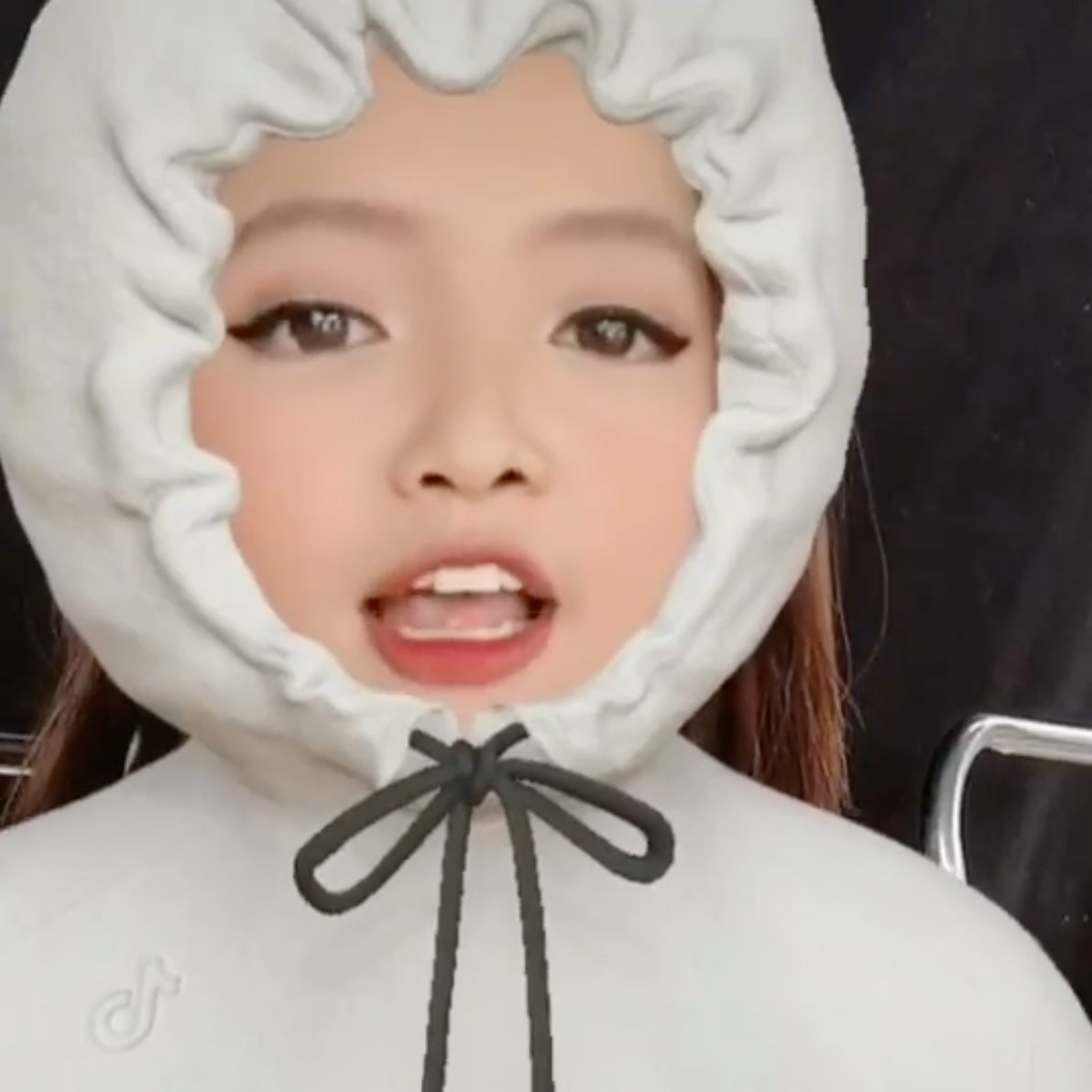 Sau đó, Bích Phương lại còn hóa thân em bé, thực hiện trào lưu "Bảo yêu mình" cực hot những ngày vừa qua. Các clip của cô nàng được người hâm mộ nhận xét là đáng yêu, hài hước và không ngần ngại phá vỡ hình tượng thiếu nữ "ế chồng".