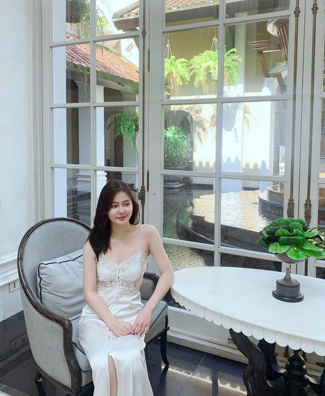 Gương mặt bầu bĩnh, dễ thương cùng làn da trắng nõn nà, thân hình gợi cảm là những đặc điểm ngoại hình nổi trội của Thảo Nguyên.