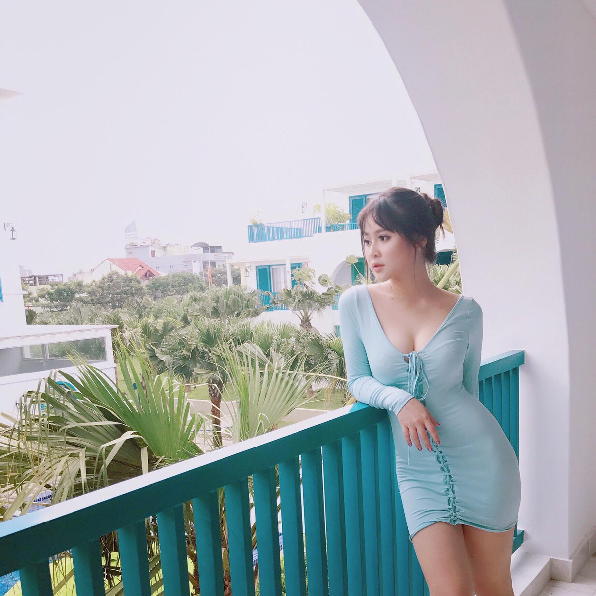 Với lợi thế từng làm mẫu ảnh từ năm 13 tuổi kèm gu thời trang sành điệu, trẻ trung, hiện đại, hot girl 9X từng xuyên 'đốt mắt' fan bằng hình ảnh đẹp, nóng bỏng hút hàng nghìn like trên mạng xã hội.