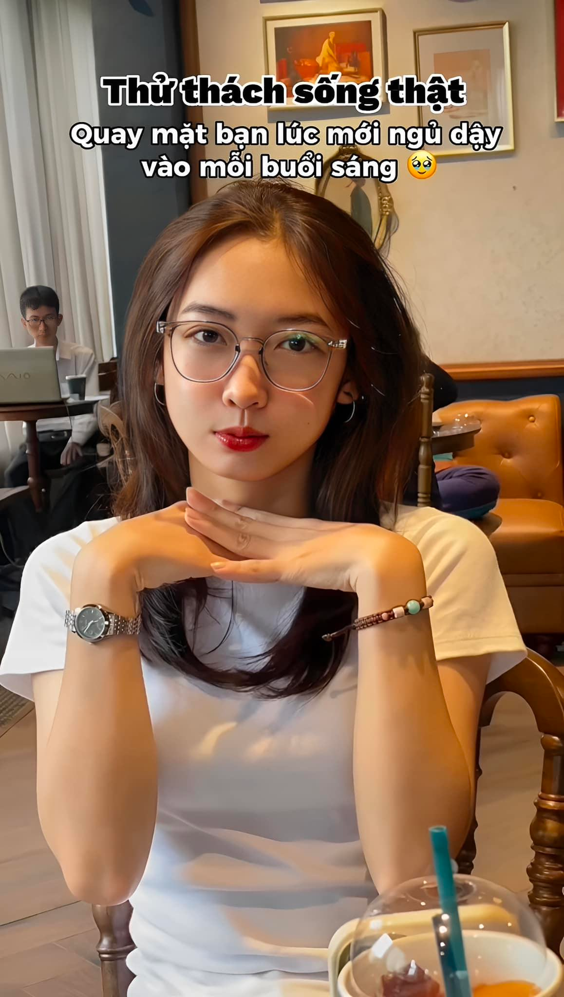 Việc để lộ mặt mộc và đặc biệt là những hình ảnh khi mới ngủ dậy là điều mà các chị em không muốn ai nhìn thấy. Tuy nhiên, vượt qua tất cả mới đây, nhiều bạn trẻ đã tự tin công khai những hình ảnh của mình trên mạng xã hội.