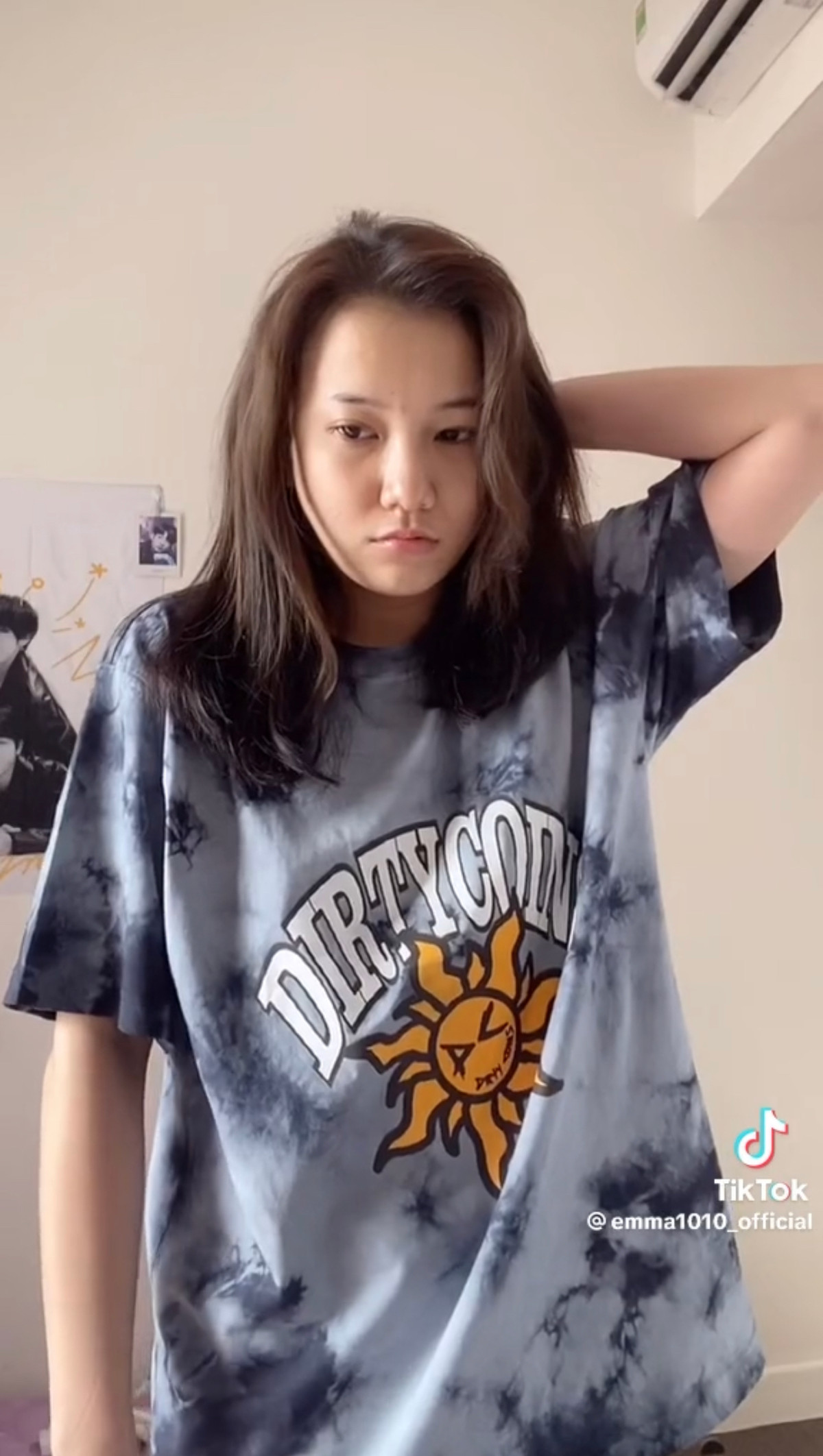 Đặc biệt, nữ ca sĩ nổi tiếng Emma Nhất Khanh đã làm mọi người bất ngờ một phen vì từ một cô gái xinh đẹp, tài năng trước công chúng lại dũng cảm thực hiện thử thách khoe mặt mộc lúc mới ngủ dậy này.