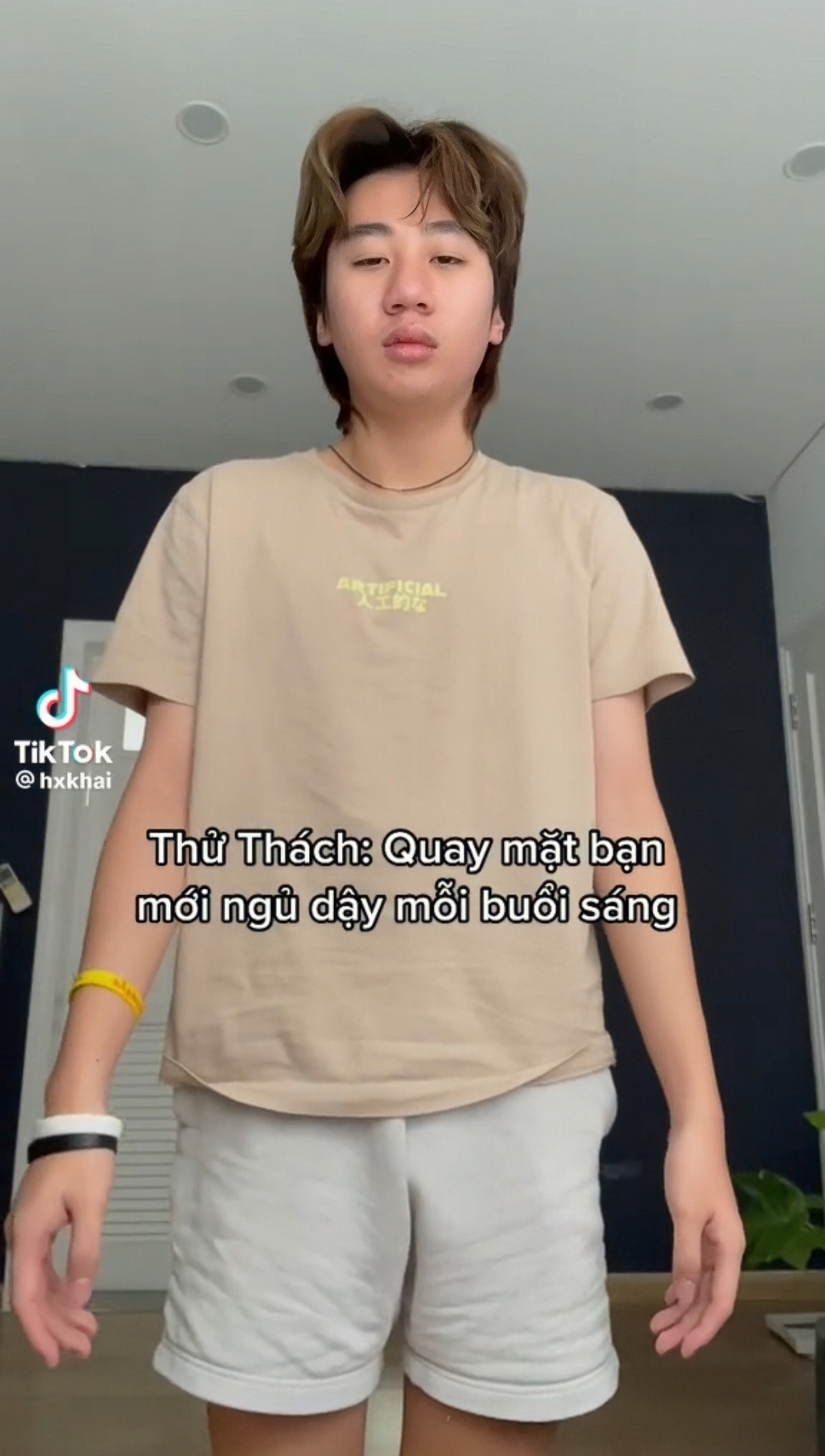 Người khởi đầu cho "thử tháchsống thật" là tiktoker Khai Ha (@hxkhai). Trong clip của mình, anh chàng đã thể hiện lại chân thật những cảnh buổi sáng thức dậy với đôi mắt lim dim và gương mặt ngơ ngác khiến cho mọi người phải bật cười.