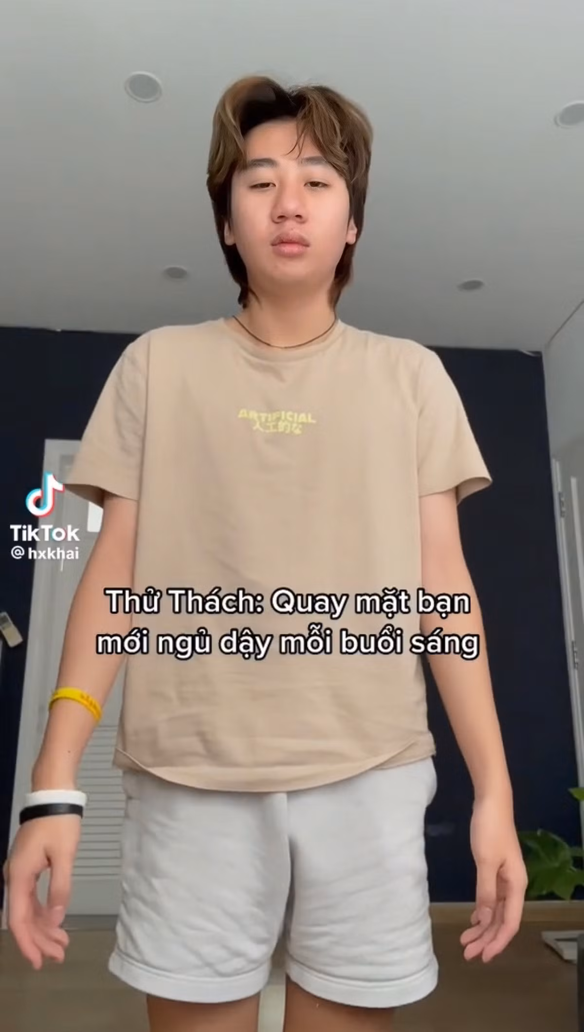 Người khởi đầu cho "thử tháchsống thật" là tiktoker Khai Ha (@hxkhai). Trong clip của mình, anh chàng đã thể hiện lại chân thật những cảnh buổi sáng thức dậy với đôi mắt lim dim và gương mặt ngơ ngác khiến cho mọi người phải bật cười.