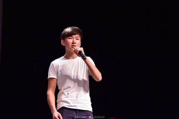 Ngay sau đó, giọng hát thật của Uudam cũng được tiết lộ. So với giọng ca trước đó, tiếng hát của Uudam có phần nhẹ nhàng, trong trẻo hơn, man mác nỗi buồn về người mẹ đã khuất.