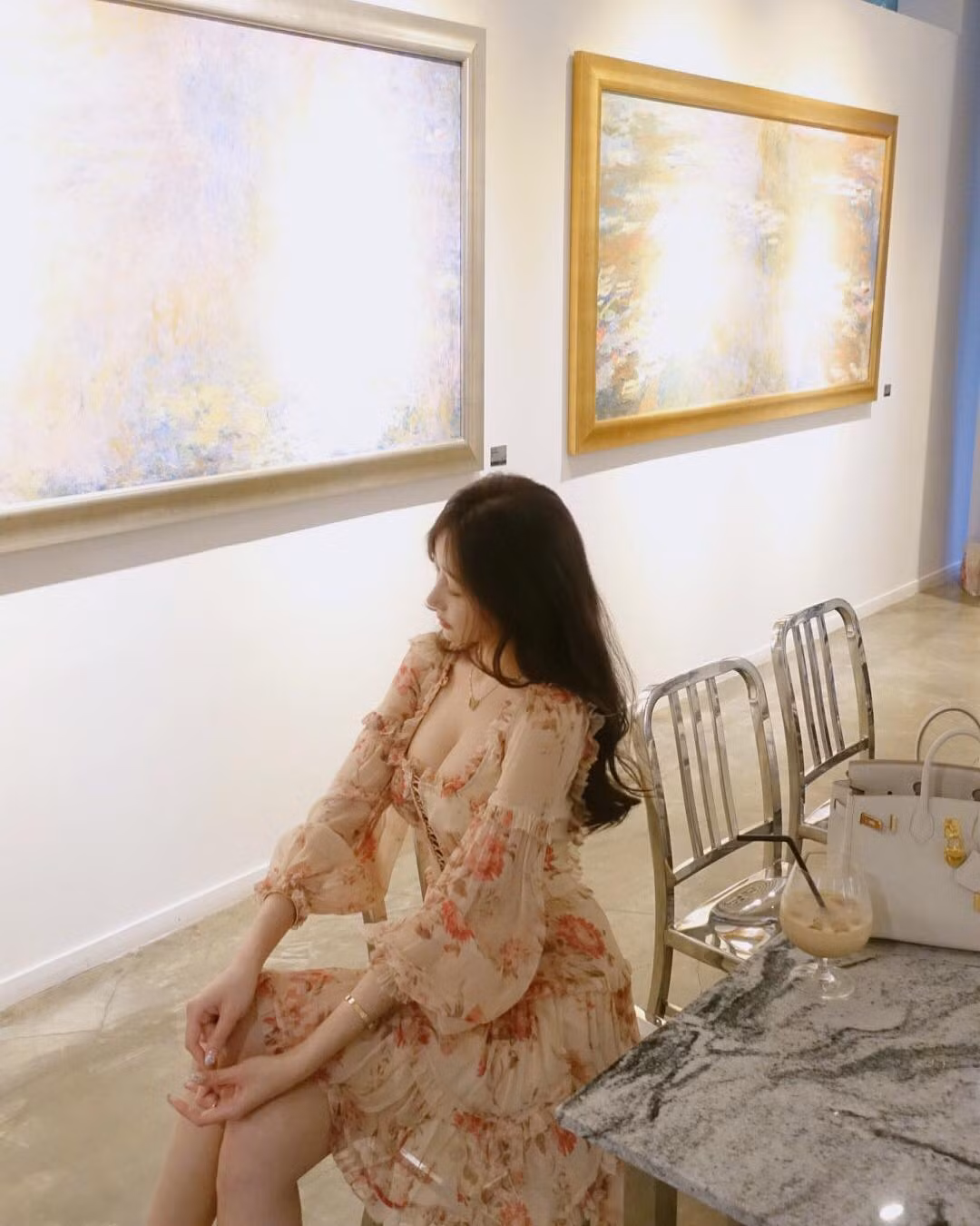 Sở hữu nhan sắc vạn người mê và lượng người hâm mộ cực kỳ khủng nhưng nàng hot girl từng bị tố quá lạm dụng các phương pháp phẫu thuật thẩm mĩ. Khuôn mặt của cô nàng đôi lúc cứng đơ như tượng sáp.