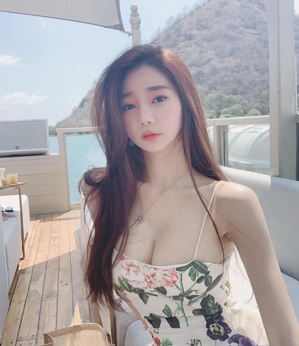 Ange Vivi sở hữu khuôn mặt, ngoại hình và cuộc sống khiến cả phái nam và phái nữ phải trầm trồ, mê mẩn.