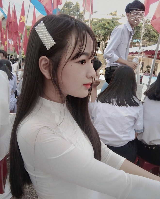 Vì rất thích mặc áo dài, vừa kín đáo, tôn dáng lại đẹp nên Ngọc Diệp thường xuyên chụp hình trong trang phục này khi đến trường. Nữ sinh 10X mong muốn có thể lưu lại thật nhiều khoảnh khắc đẹp của tuổi học trò.