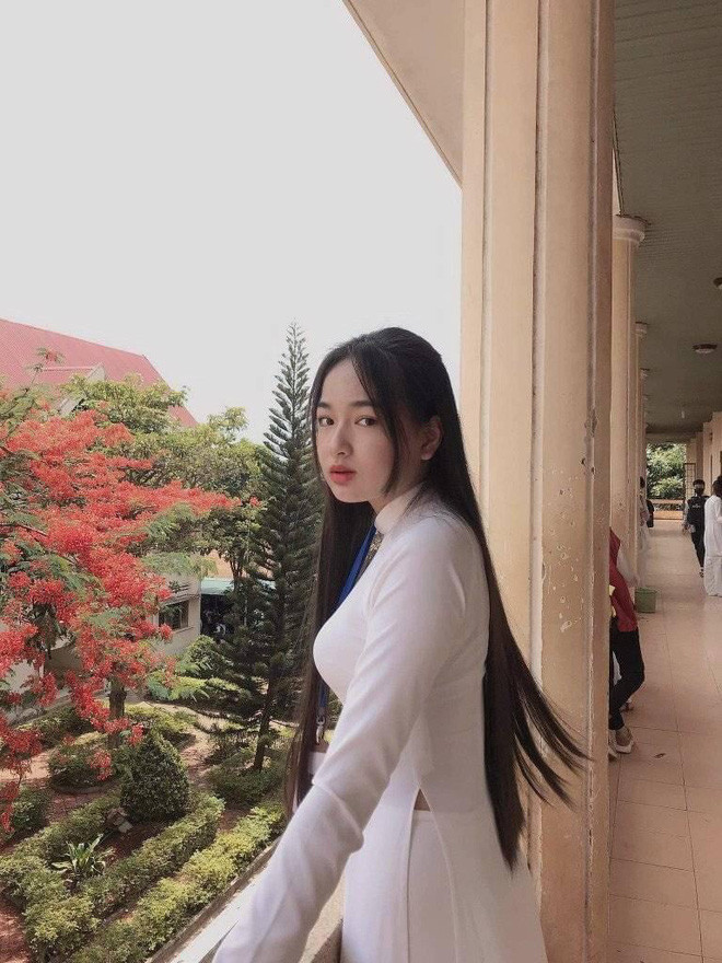 Mới đây, hình ảnh một cô nữ sinh Đắk Nông trong trang phục áo dài thướt tha và vô cùng xinh đẹp xuất hiện trên mạng xã hội thu hút sự quan tâm đặc biệt của cộng đồng mạng.