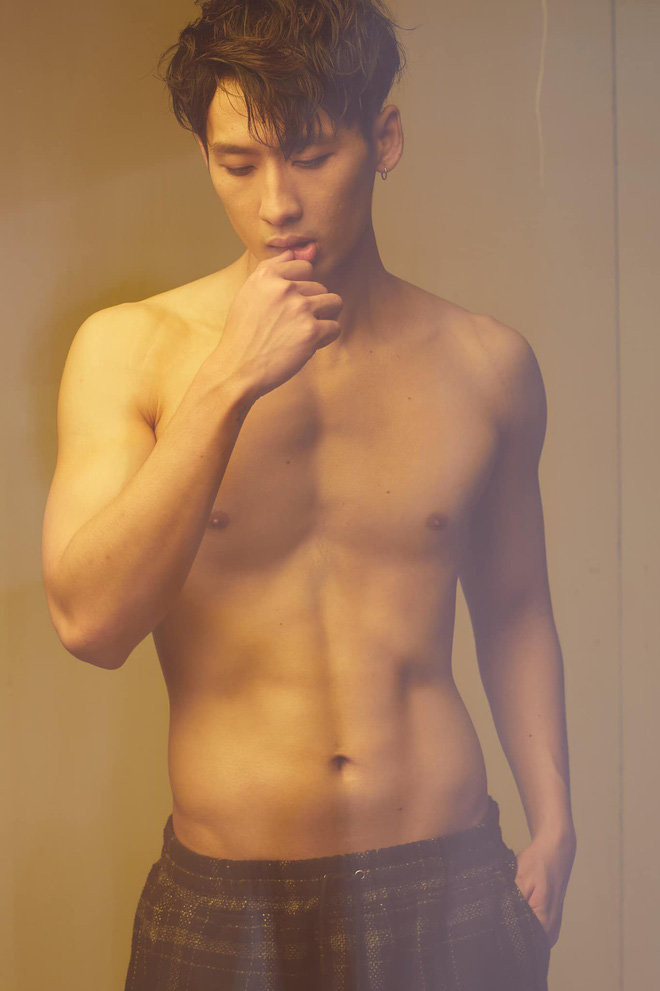 Nhan sắc, chiều cao và body của Tuấn Trần không hề thua kém bất kỳ idol Hàn Quốc nào khiến anh sở hữu một lượng fan nữ đáng kể. Thế này thì nghiệp diễn của nam thần 9X còn vươn xa hơn nữa.